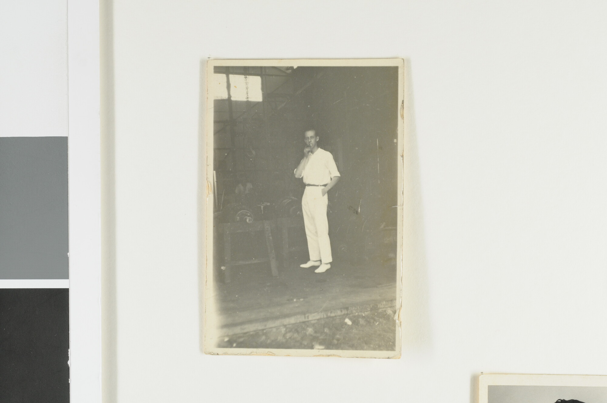 S.5548(108)10; Marconist J.D. van Schooten als opzichter van de werkplaats van Radio Holland in Tandjong Priok [...]; foto