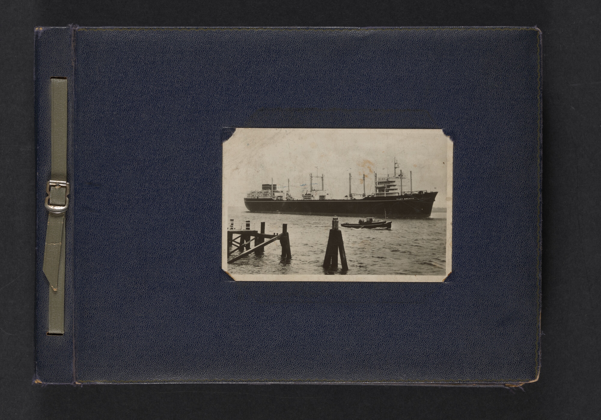 2021.0009; Fotoalbum van Joost Ossewaarde, 4e radiotelegrafist op walvismoederschip Willem Barendsz (II) en walvisjagers, met foto's van vangstseizoenen 1955-1956 en 1956-1957.; fotoalbum