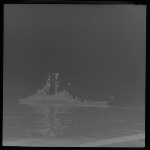 1993.6127; Smaldeel 1 op oefening: De kruiser Hr.Ms. 'De Zeven Provinciën' (C 802) gezien vanaf het fregat Hr.Ms. 'De Bitter' (F 807); negatief