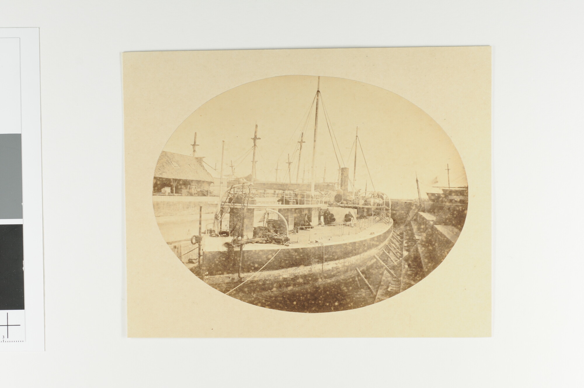 S.1468(02); Een monitor in het stenen droogdok van Hellevoetsluis; foto