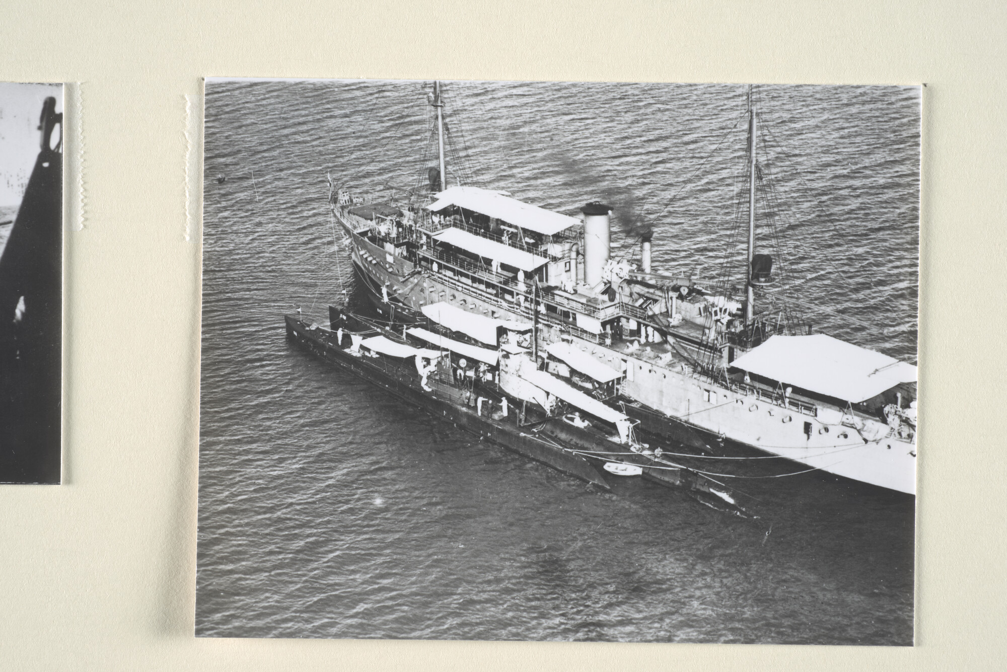 1994.7391; Reproductiefoto's van de reis van het onderzeeboot-moederschip Hr.Ms. 'Pelikaan' en de onderzeeboten 'K II' [...]; fotoreportage