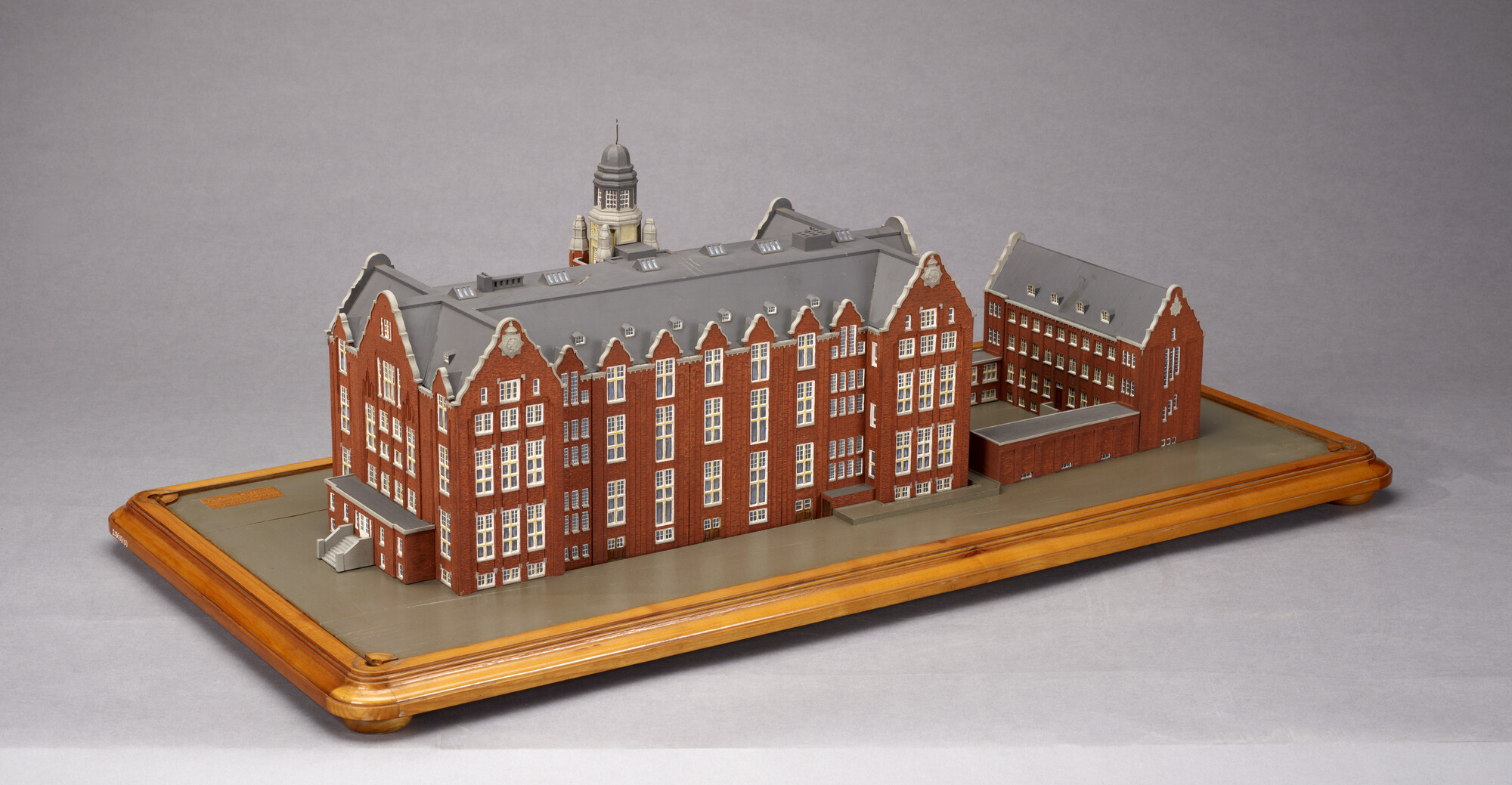 S.5639(01); Maquette van het Lloyd Hotel te Amsterdam; maquette