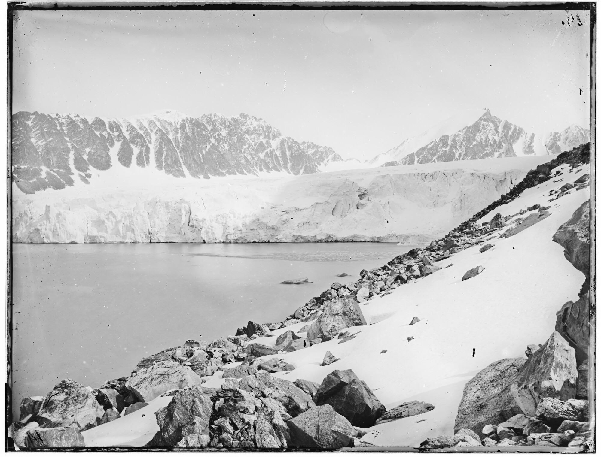 S.0101(15); Gedeelte van een gletscher op Spitsbergen tegenover Amsterdam eiland 79° 50’ N. Br.; negatief