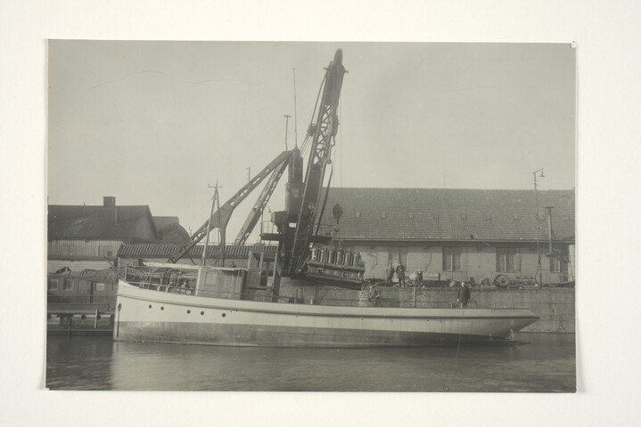 S.5219(12)0491; De Duitse riviermotorsleepboot 'Motorreederij I' van E. Oxenfort te Düsseldorf ligt afgemeerd aan de afbouwkade van de ASM; foto