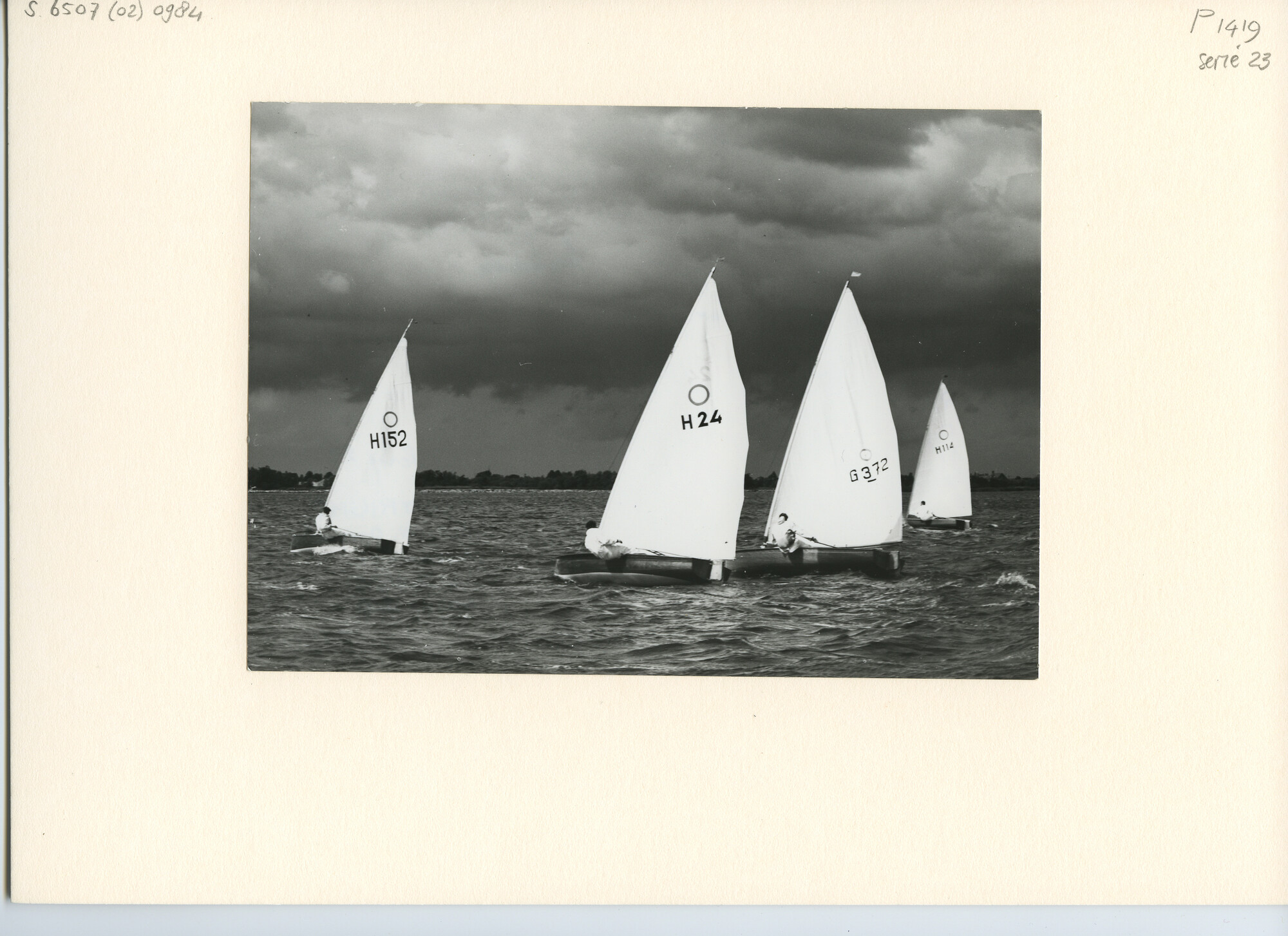 S.6507(02)0984.02; Zwart-wit foto van de O-jollen-klasse op de Westeinderplassen in strijd om de Gouden O-jol; foto