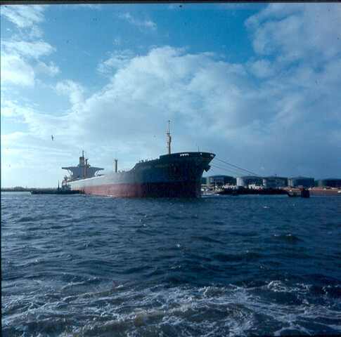 S.9100(8628); Dia van de 'Atlantic Princess' op sleep door sleepboten van Reederij Goedkoop; diapositief
