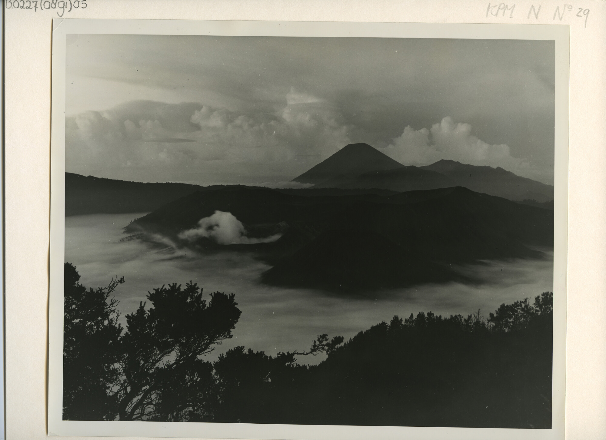 B.0227(0891)05; Landschapsfoto van de vulkaan Bromo (2295 meter hoogte) en omgeving; foto