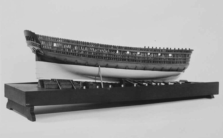 RS.0566(02); Model van het fregat Hercules op scheepshelling; scheepsmodel