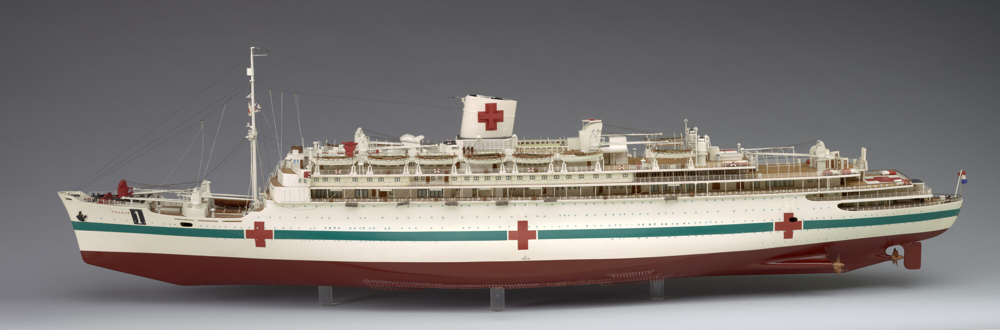 RB.0408(01); Model van het hospitaalschip ms. Oranje; scheepsmodel