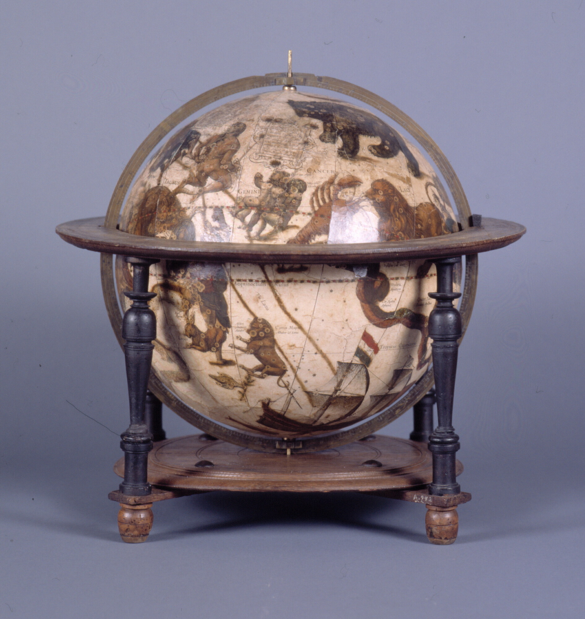 A.0942; Hemelglobe van 35,5 cm doorsnede door Jodocus Hondius (1563 - 1612), Amsterdam, 1600; globe