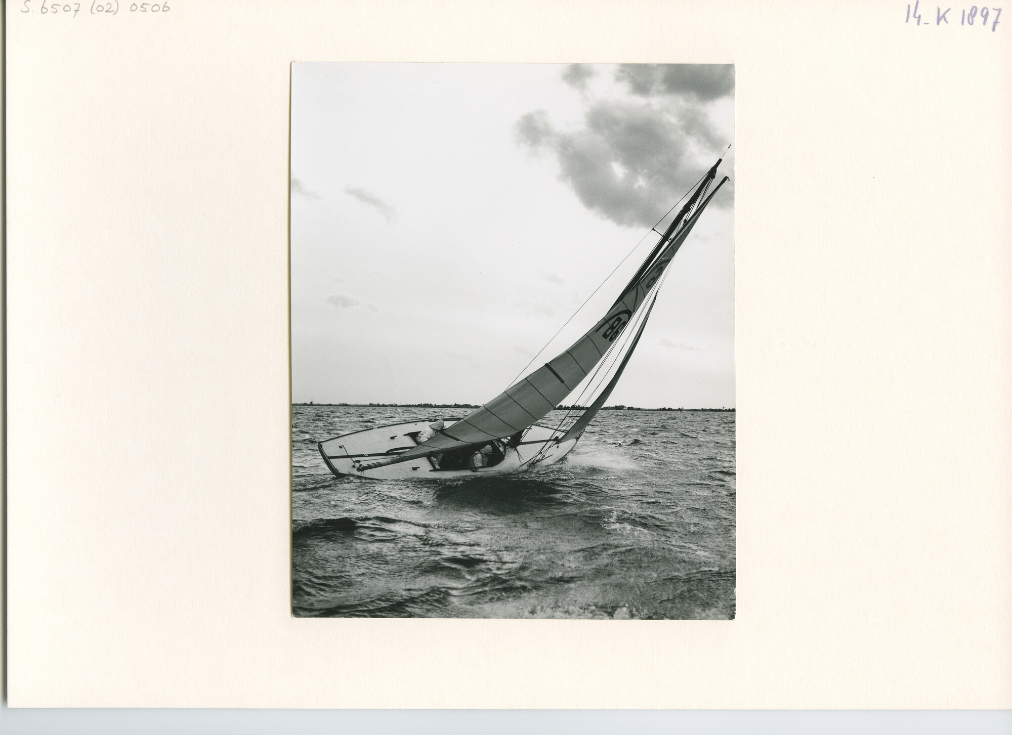 S.6507(02)0506.02; Zwart-wit foto van de Regenboogklasse op het Sneekermeer; foto