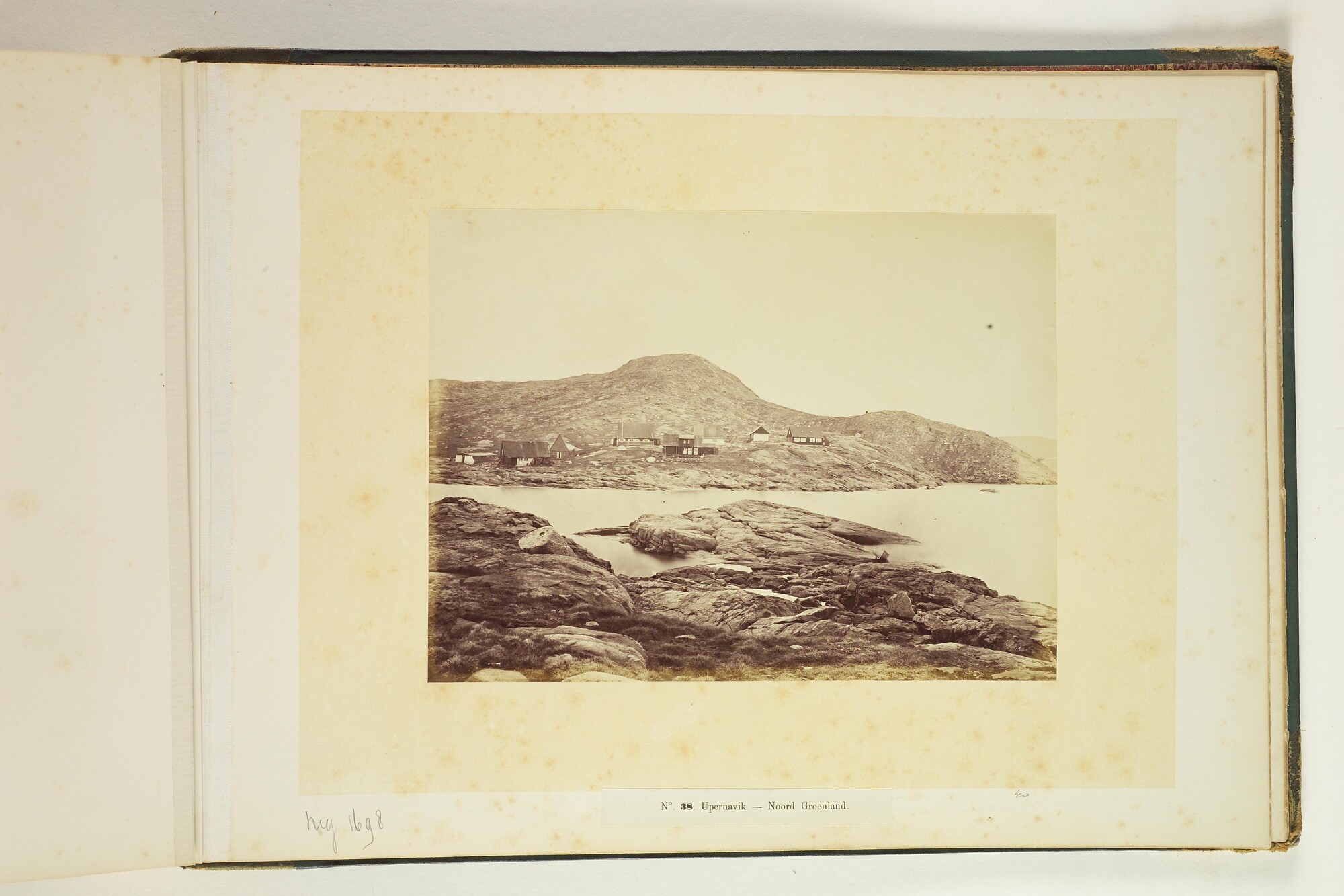 A.4325; Album met foto's van de noordpoolreis van de Pandora; fotoalbum