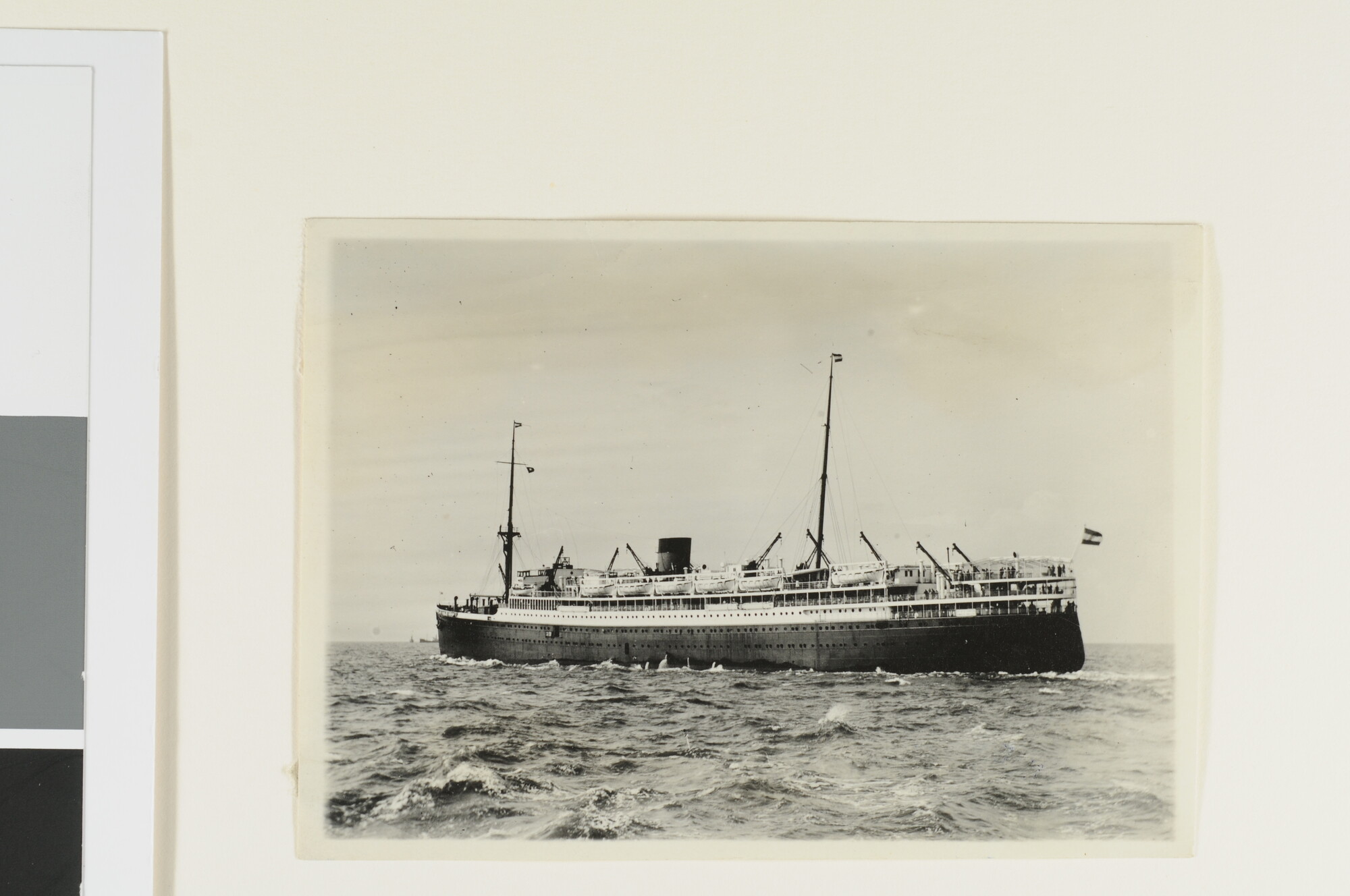 S.3565(52); Het mailschip ms. P.C. Hooft van de SMN bij vertrek uit Amsterdam; foto
