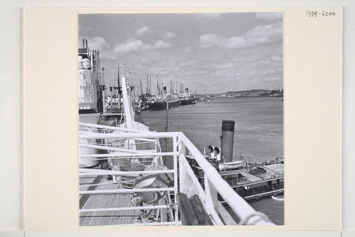 1994.6244; Gezicht vanaf het passagiersschip ms. 'Oranje' van de SMN; foto