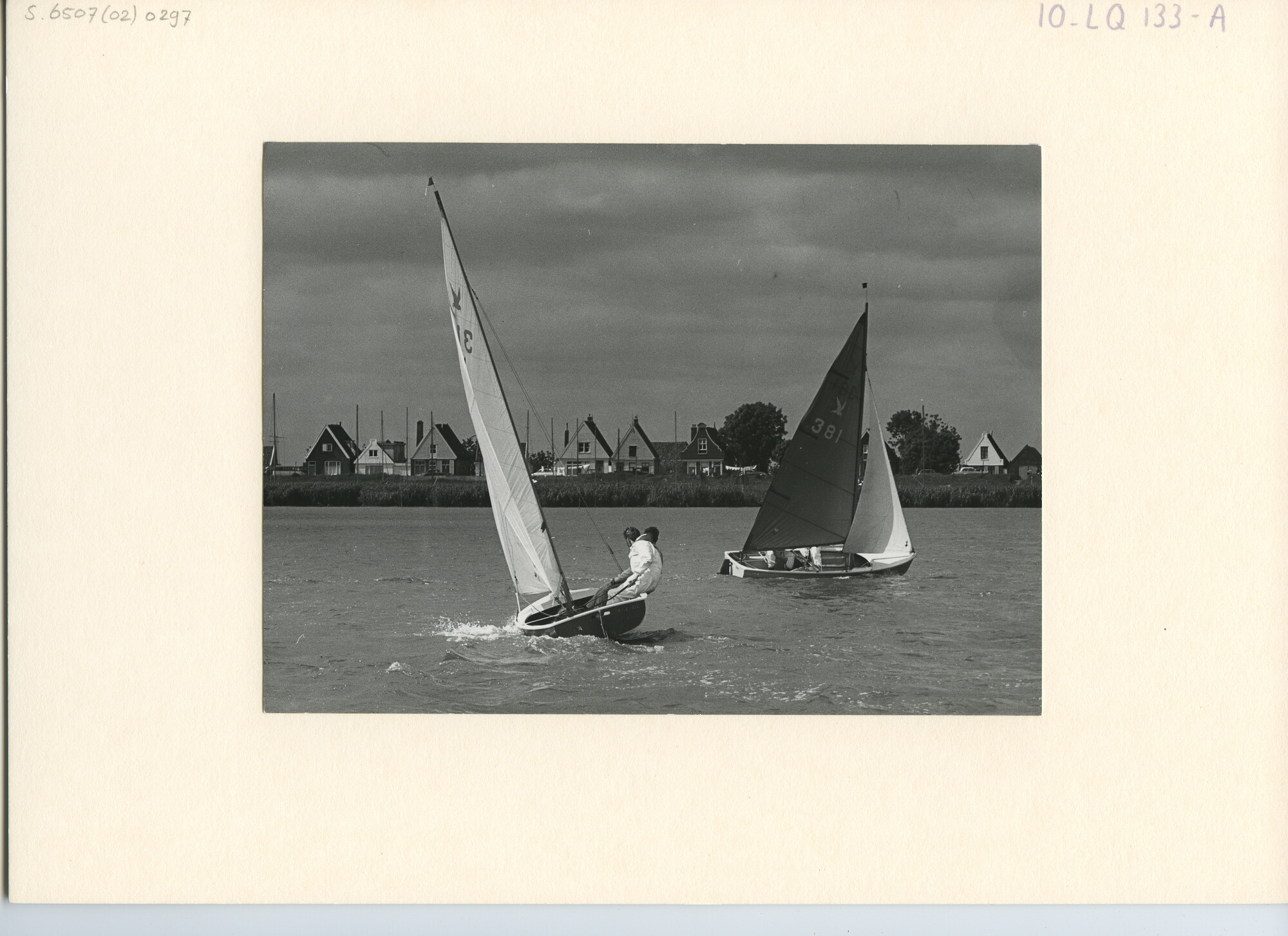 S.6507(02)0297.02; Zwart-wit foto van de Stern-klasse tijdens een wedstrijd op het Buiten IJ met ondermeer 381 (Tern); foto