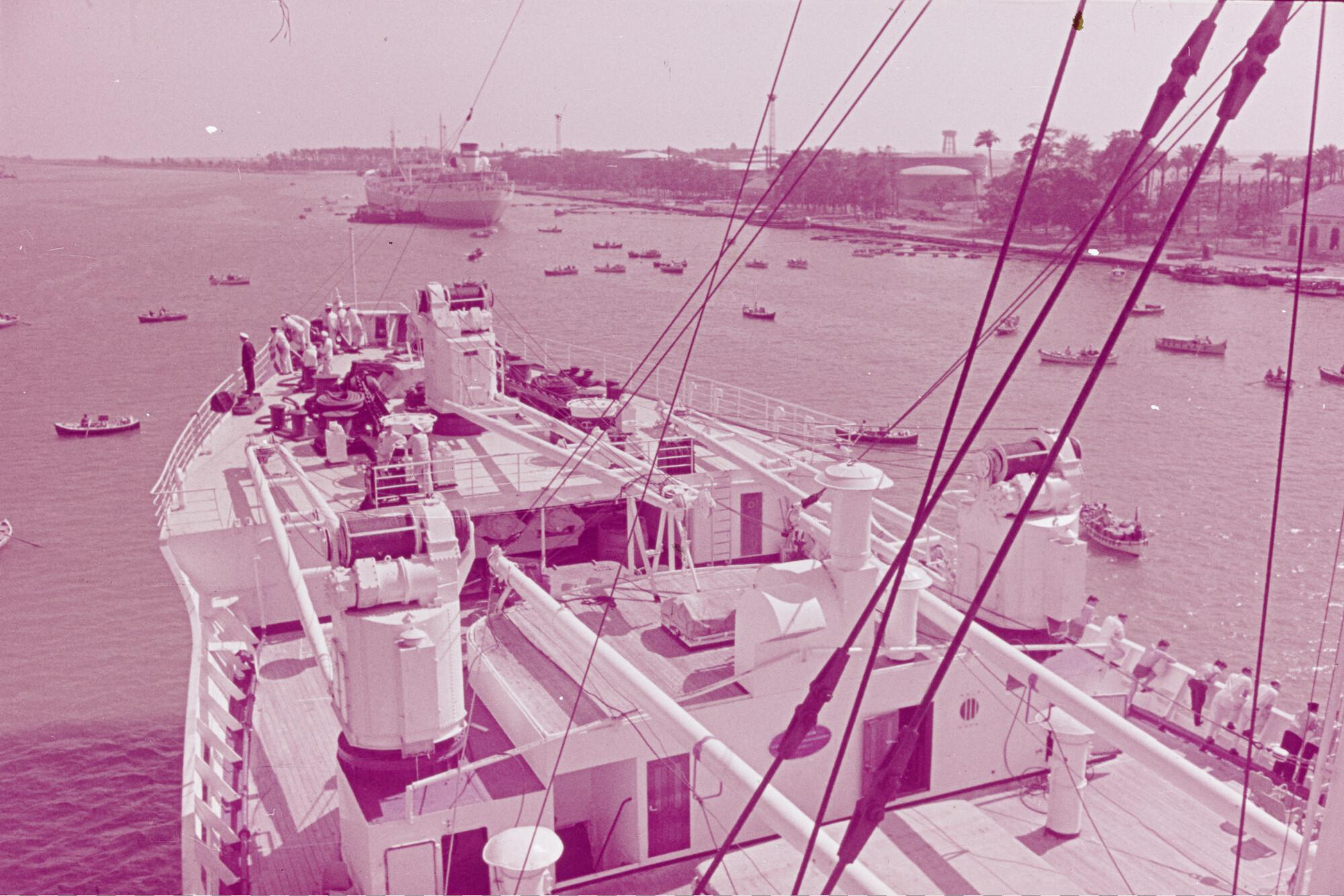 2015.0300; Dia van ms. Oranje in de haven van Port Said; diapositief