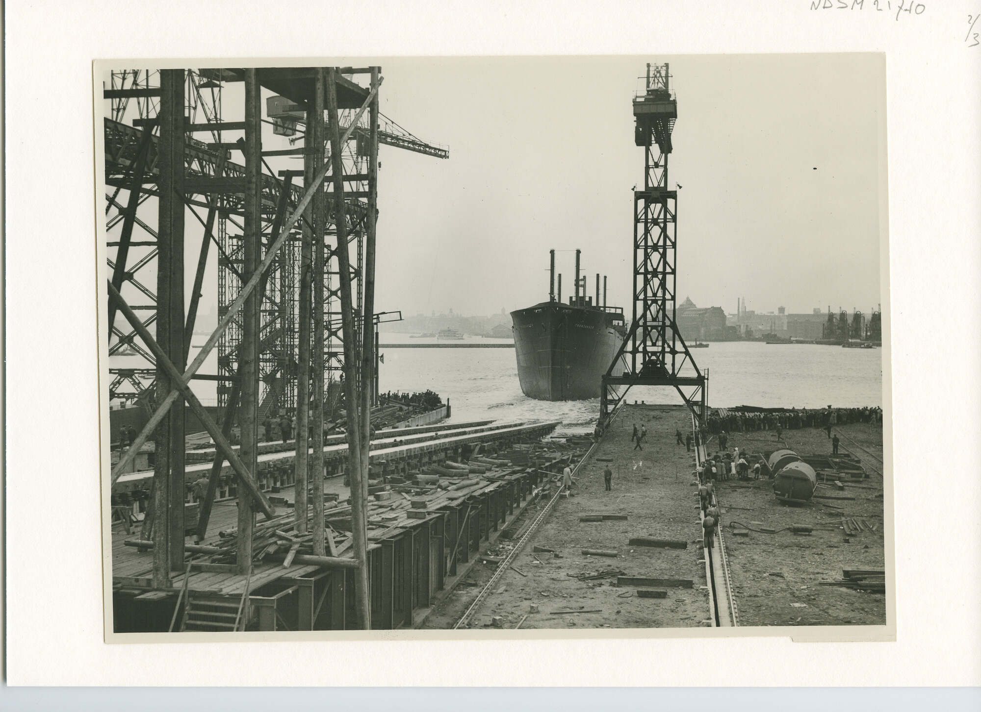 S.5444(0975)2; Foto van de tewaterlating van het Noorse vrachtschip ms. Trondanger ; foto