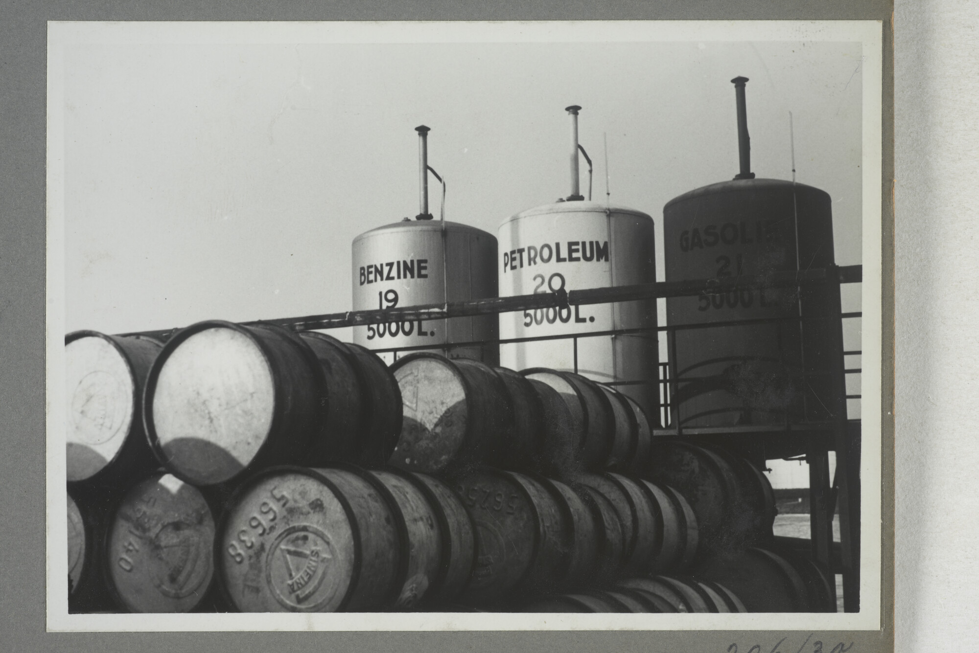 1998.2177; Omslag/ album met een grote hoeveelheid proeffoto's gemaakt door mw. A.M. Wolff-Koller in opdracht van de Gemeente Handelsinrichtingen in Amsterdam; omslag