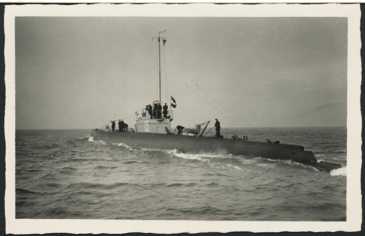 A.2867(01)022; Foto's van de onderzeeboot Hr.Ms. 'K XV' op zee; prentbriefkaart
