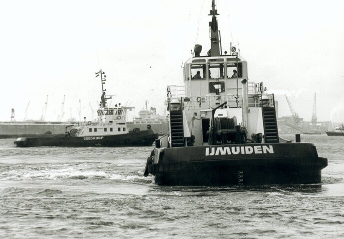 2001.1681; Foto's van de demonstratie op het IJ bij indienstelling van vier nieuwe sleepboten voor Reederij Gebroeders Goedkoop / Wijsmuller Groep in 1982; fotoreportage