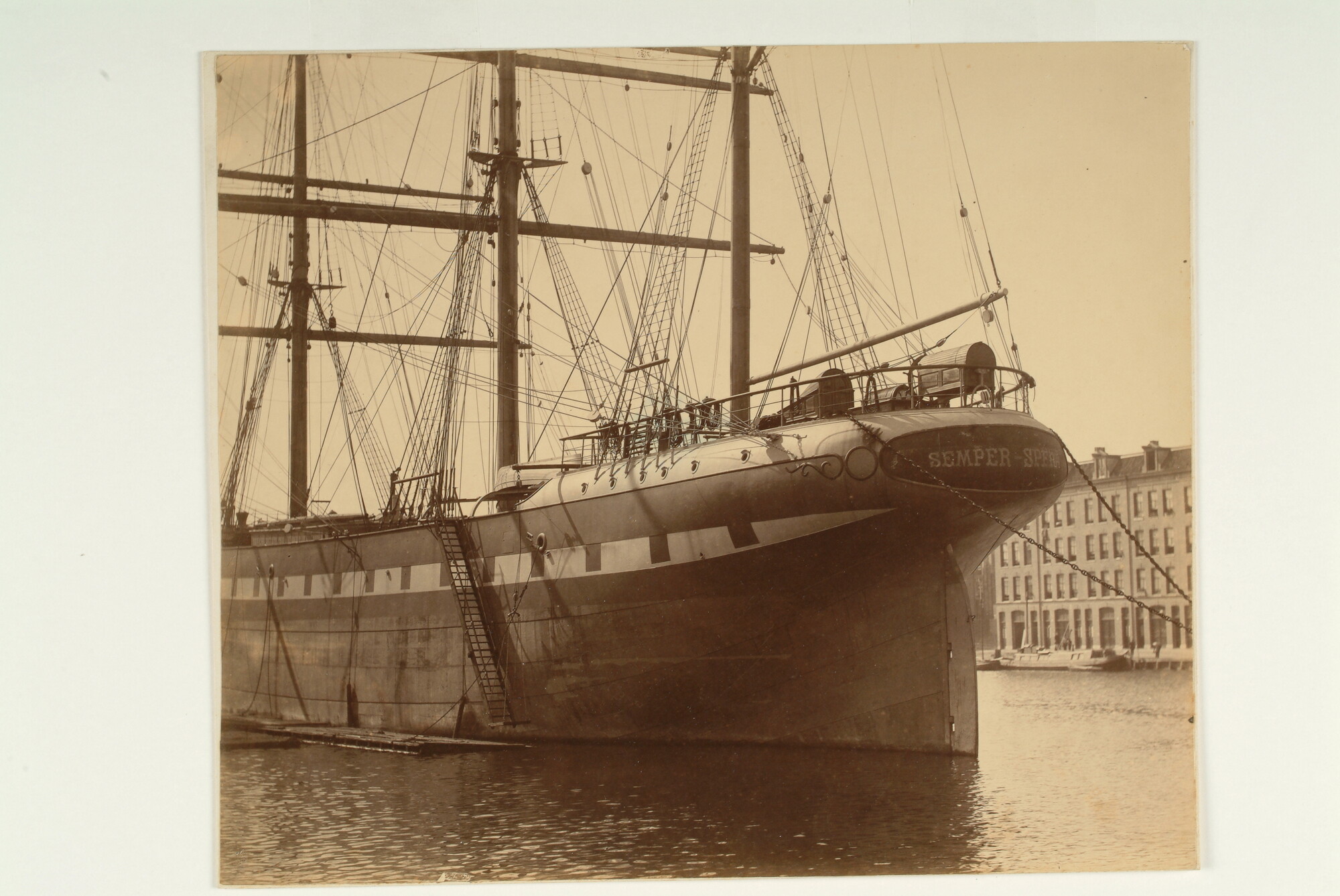 A.0246(08)g; Het barkschip 'Semper Spera' in afbouw, liggend bij scheepswerf 'De Boot' van F.F. Groen te Amsterdam, 1891; foto