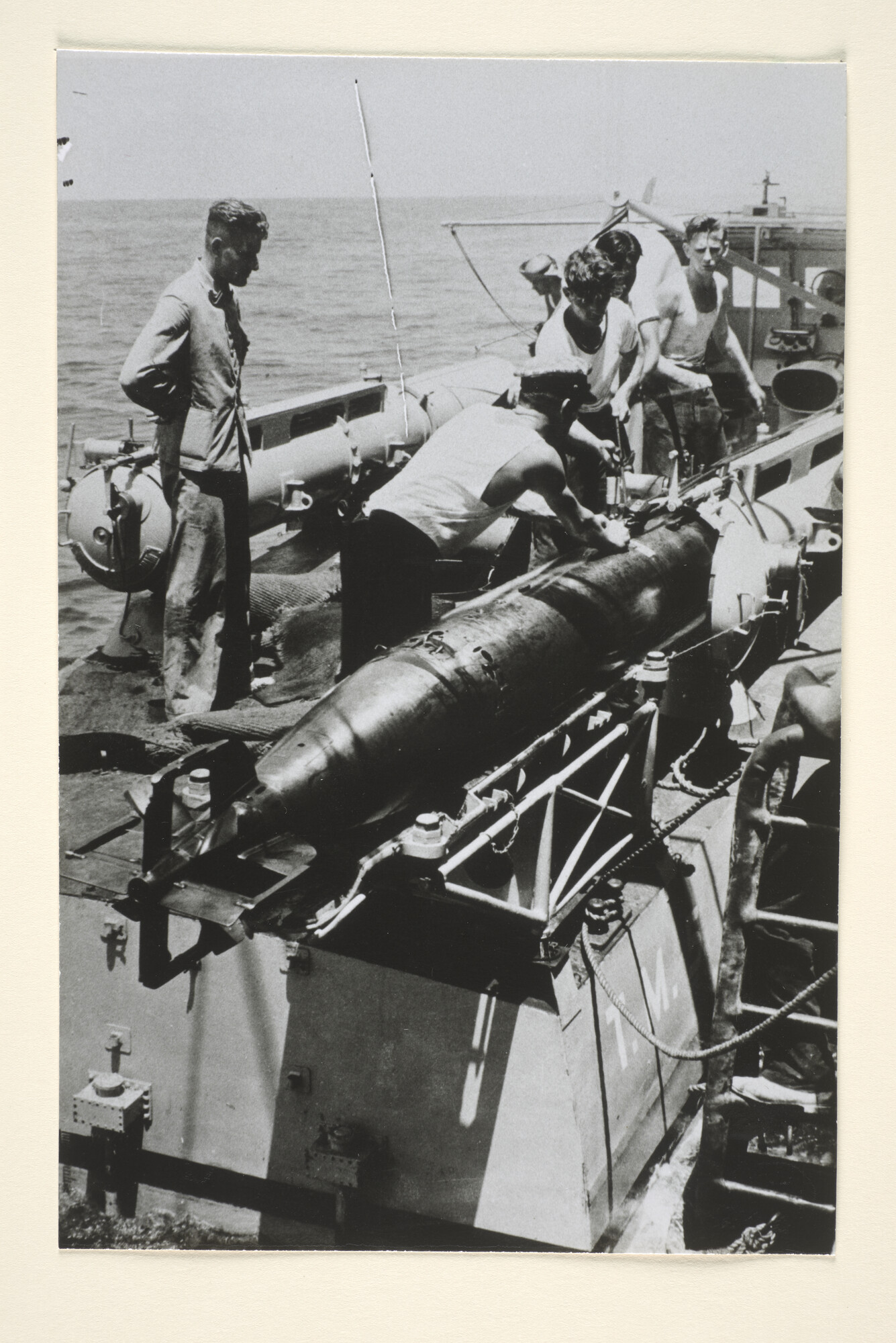 1995.1303; Reproductiefoto's van motortorpedoboot 'TM 5' tijdens oefeningen in de Indische wateren; fotoreportage