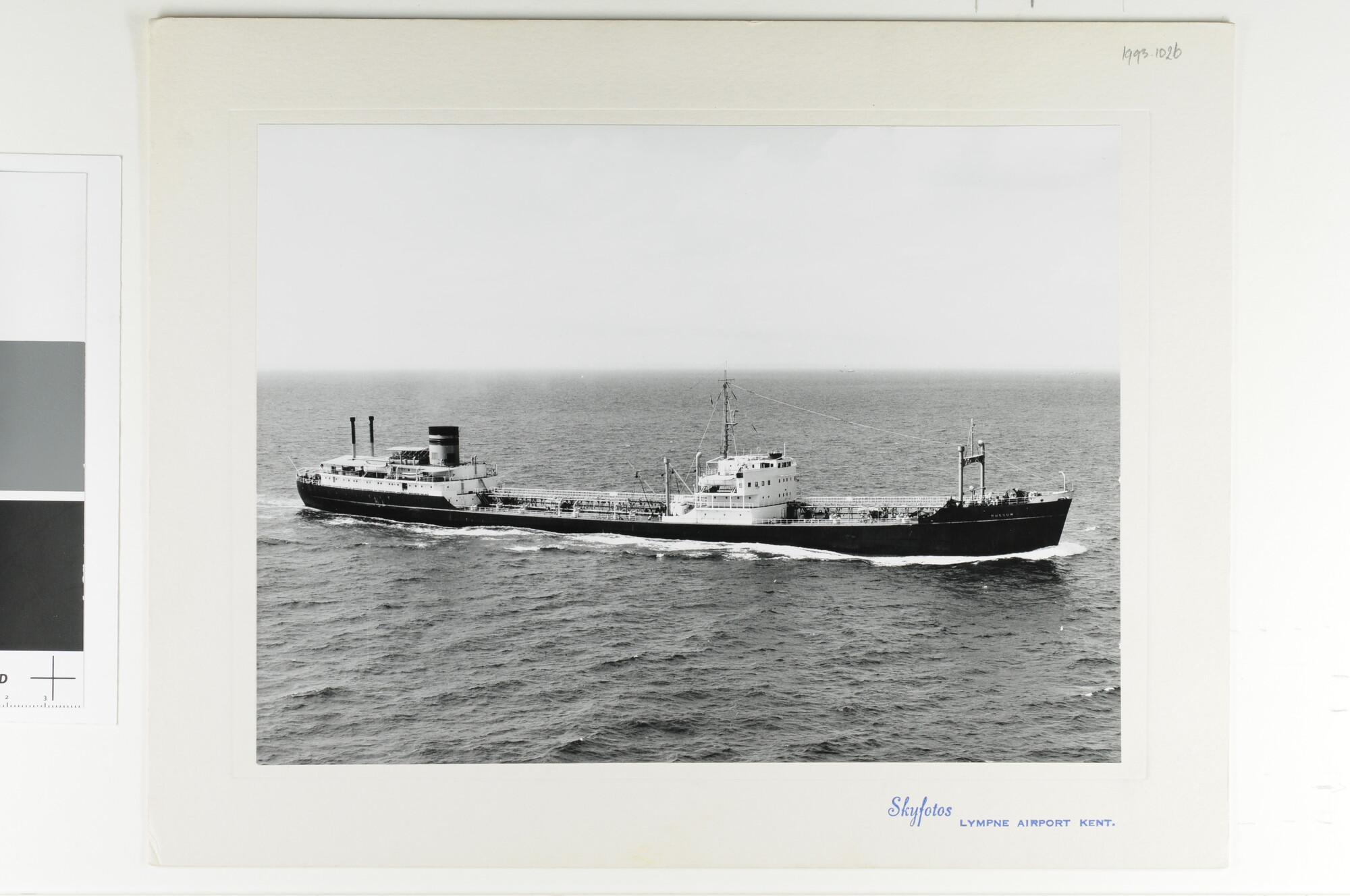 1993.1026; Luchtfoto van de tanker ms. 'Bussum' van de NV; foto