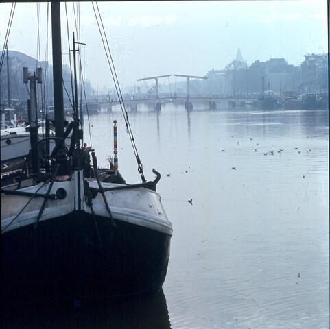 S.9100(3795); Dia van de Amstel met de Magere Brug; diapositief