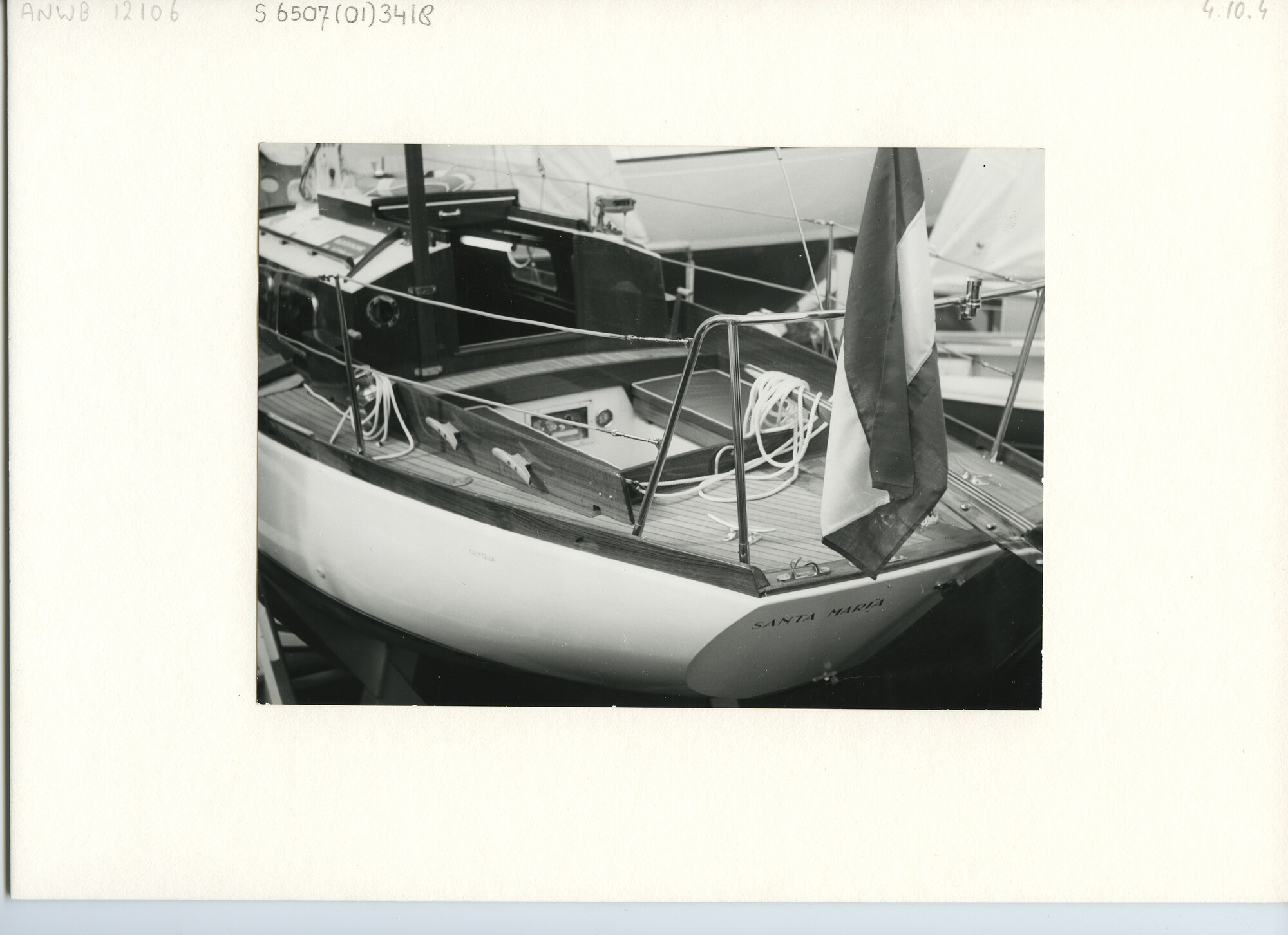 S.6507(01)3418; Foto van de kuip met helmstok en kajuitingang van het witte polyester kajuitjacht Santa Maria, type Trintella; foto