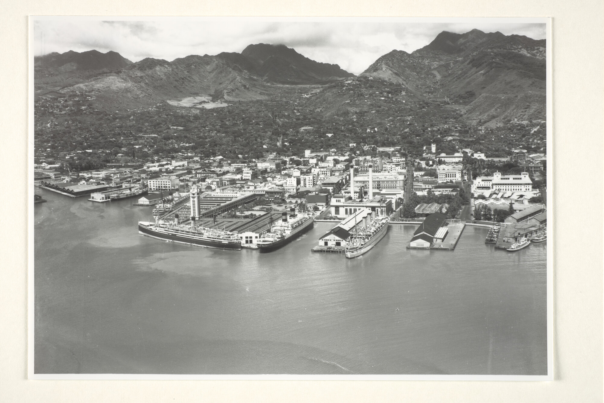 1997.1116; Luchtfoto van de haven van Honolulu (Hawaii); foto