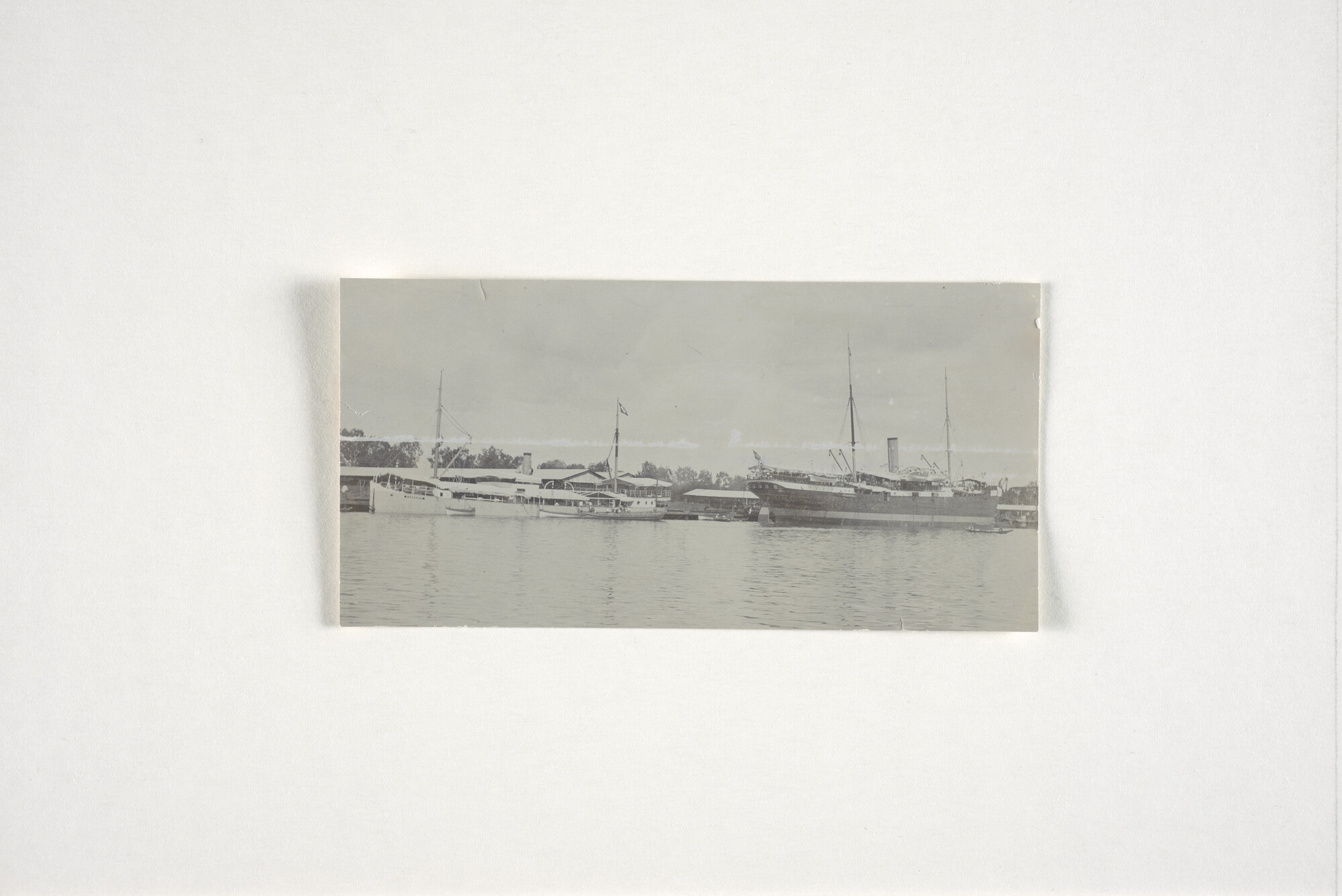 1994.1365; De stoomlichter 'Brandan' aan de kade te Tandjong Priok, juni 1909; foto