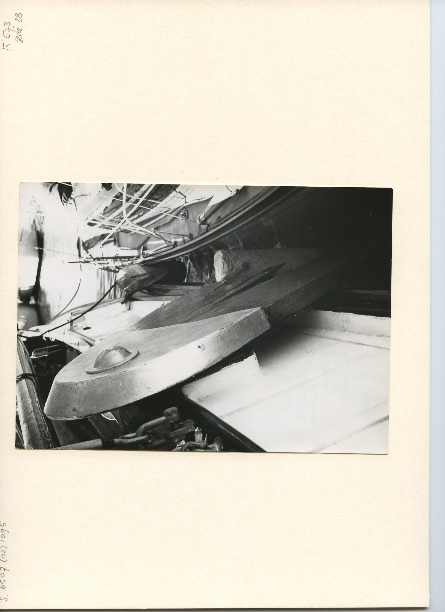 S.6507(02)1095; Zwart-wit foto van een beschadigd zwaard van de lemsteraak Schollevaar; foto
