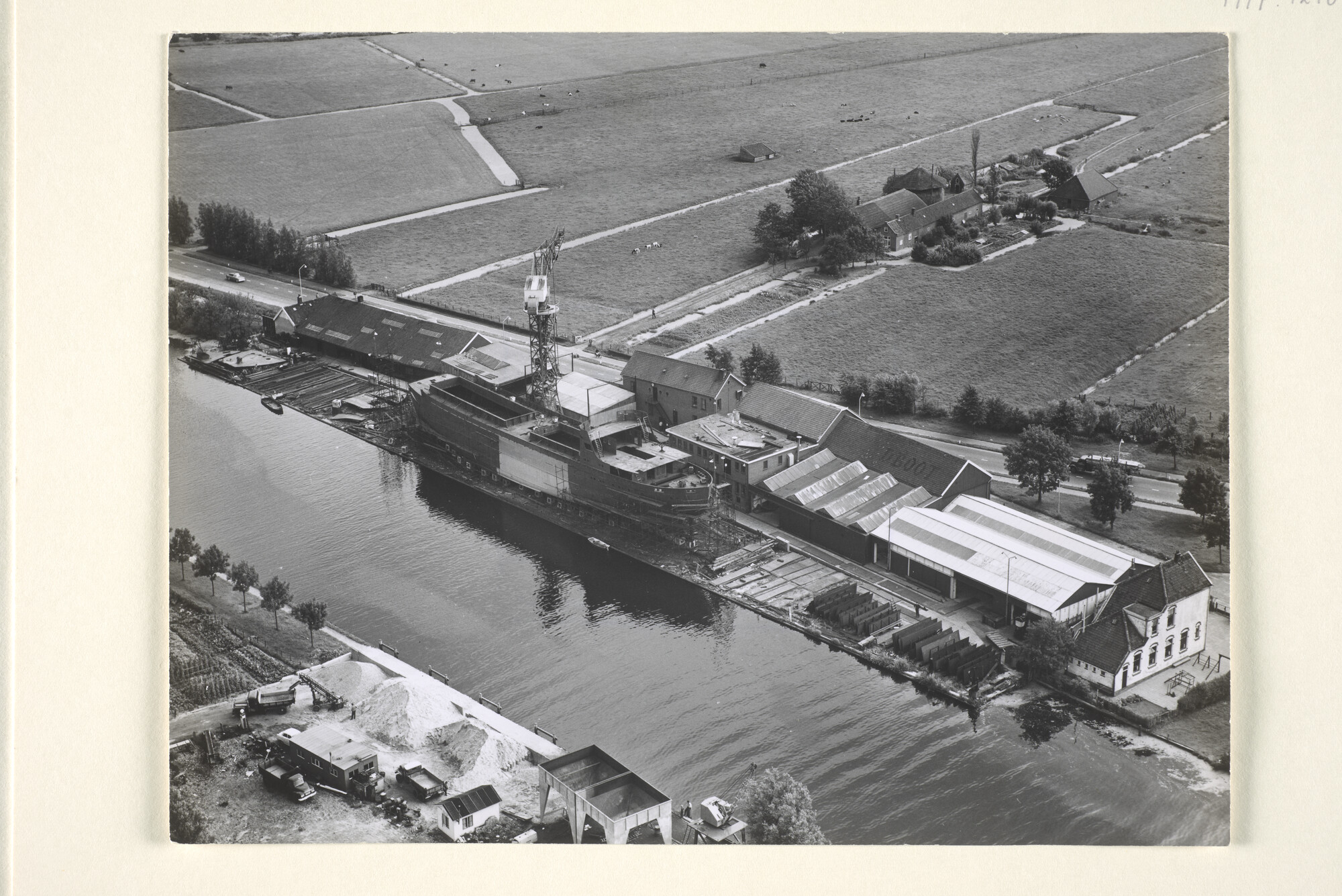 1997.1216; De scheepswerf De Vooruitgang van D. & J. Boot te Leiderdorp is een coaster [...]; foto