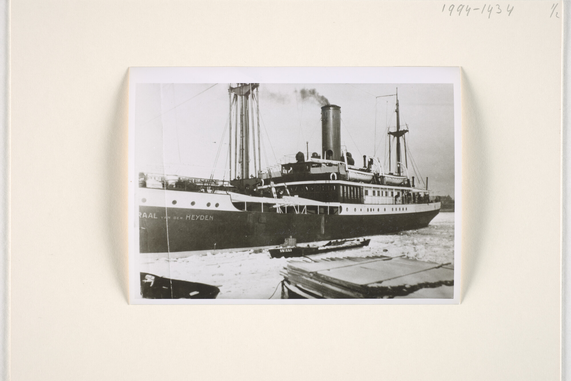 1994.1434; Fotos van het ss. Generaal van der Heyden in de haven van Amsterdam; fotoreportage