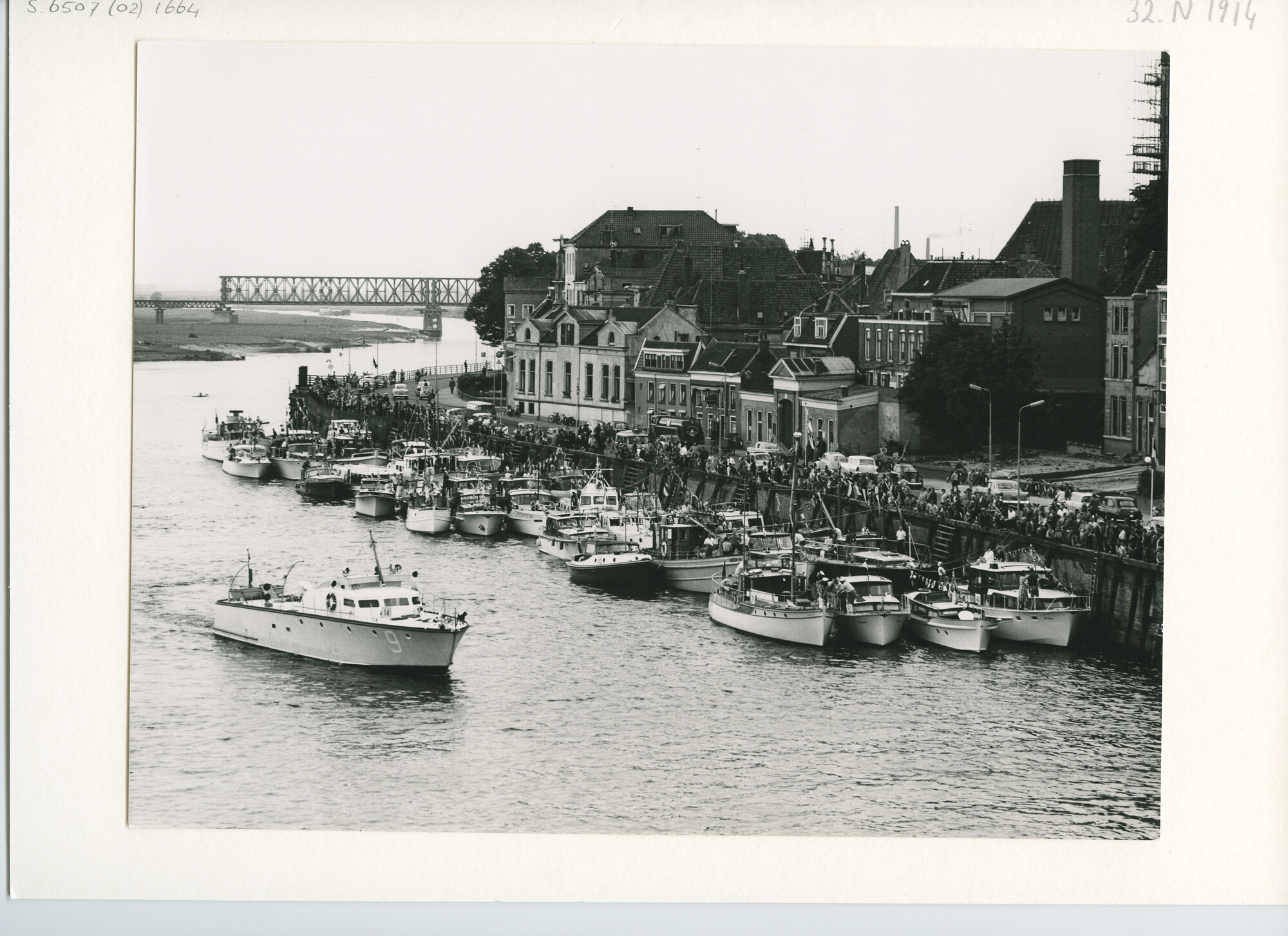 S.6507(02)1664.01; Zwart-wit foto van de deelnemers aan de Pavillon d'Or 1960 afgemeerd in de Gelderse IJssel te Deventer; foto