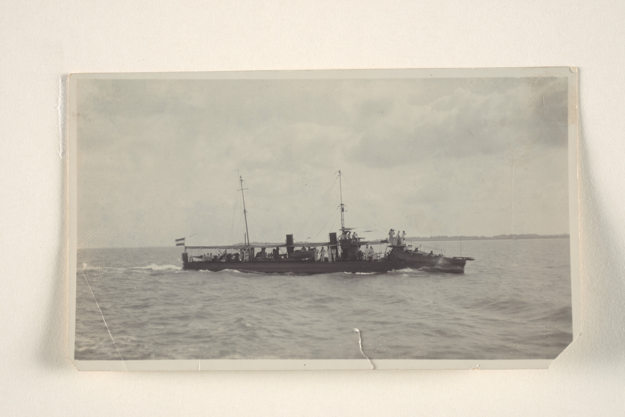 1995.1457; 'De onderzeeboot 'K IX' in zicht': De torpedoboot Hr.Ms. 'Zeeslang' gezien tijdens oefeningen in het Westervaarwater (nabij Soerabaja) [...]; foto