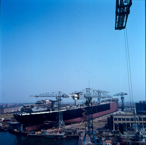 S.9100(2770); De Shell-tanker 'Neverita' tijdens de afbouw bij de NDSM in Amsterdam; diapositief