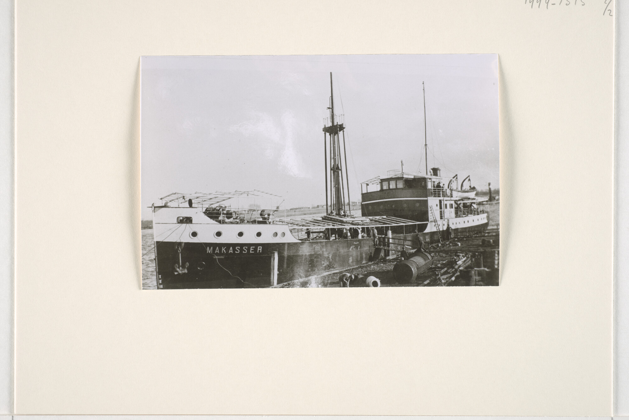1994.1515; Reproductiefoto's van de coaster ms. 'Makassar' tijdens de afbouw bij de Int; fotoreportage
