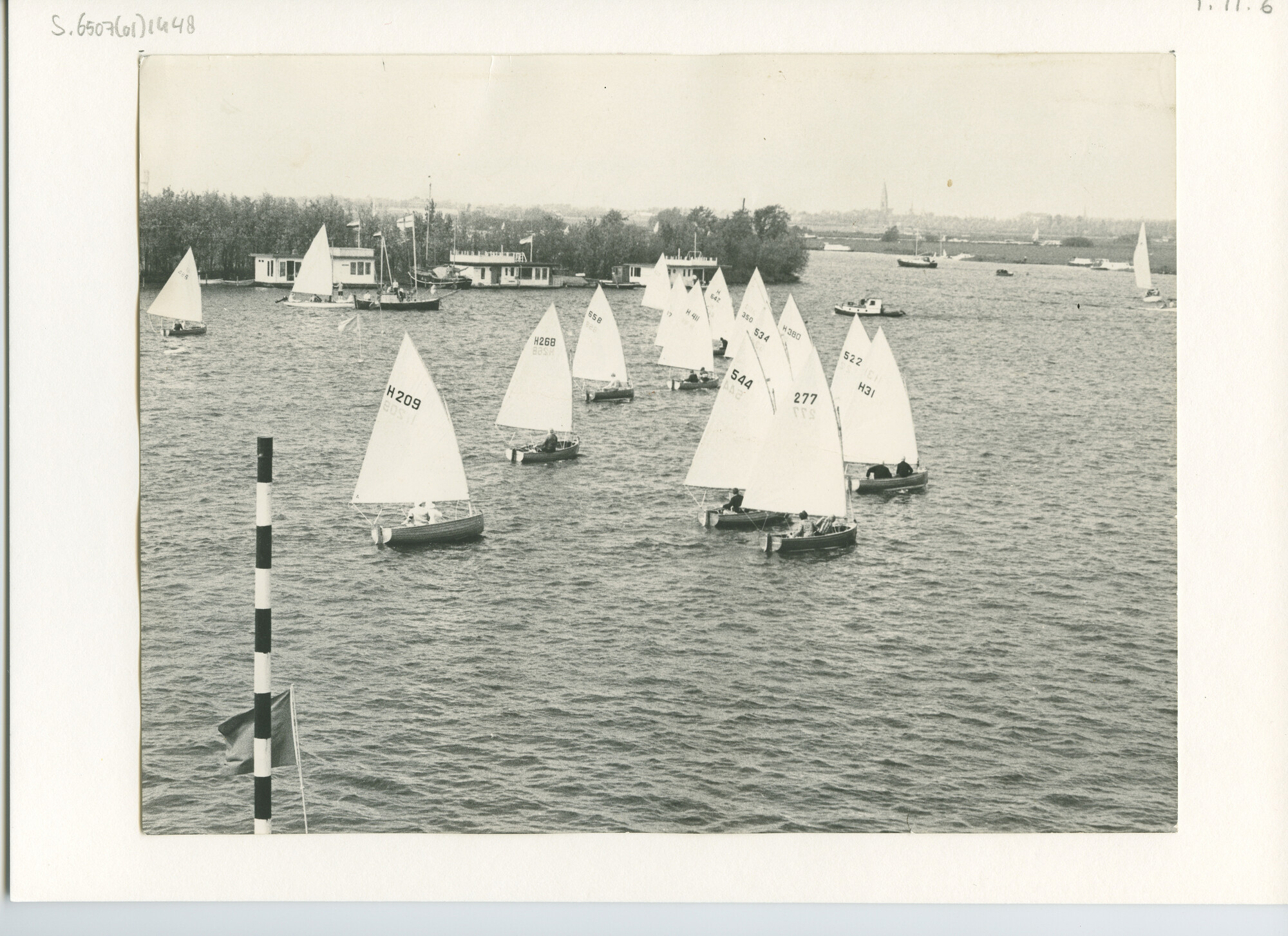 S.6507(01)1448; Foto van het Nederlands Kampioenschap. 12- Voetsjollen op de Kagerplassen.; foto