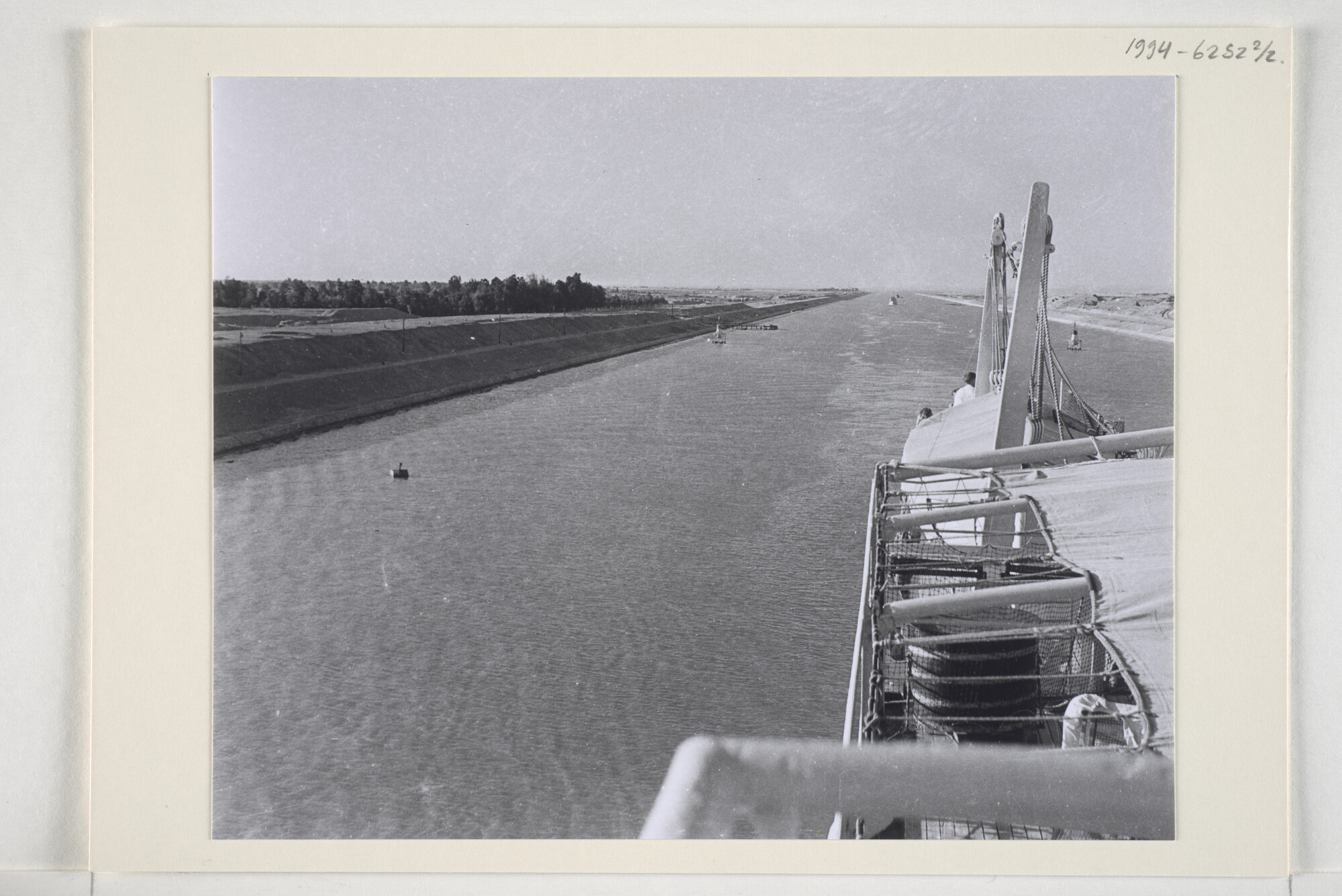 1994.6252; Foto's van een van de passagestations aan de oever van het Suezkanaal, vanaf het passagiersschip ms. Oranje van de SMN; fotoreportage