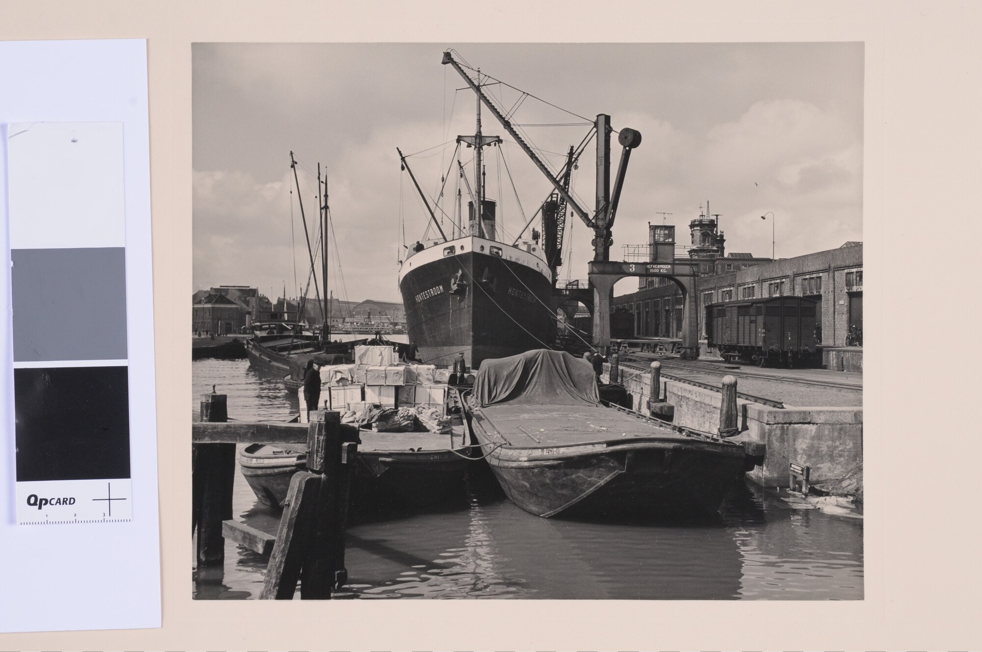 S.6864; Album aangeboden aan P.A. Arriëns bij zijn aftreden als directeur van de Hollandsche Stoomboot Maatschappij; fotoalbum