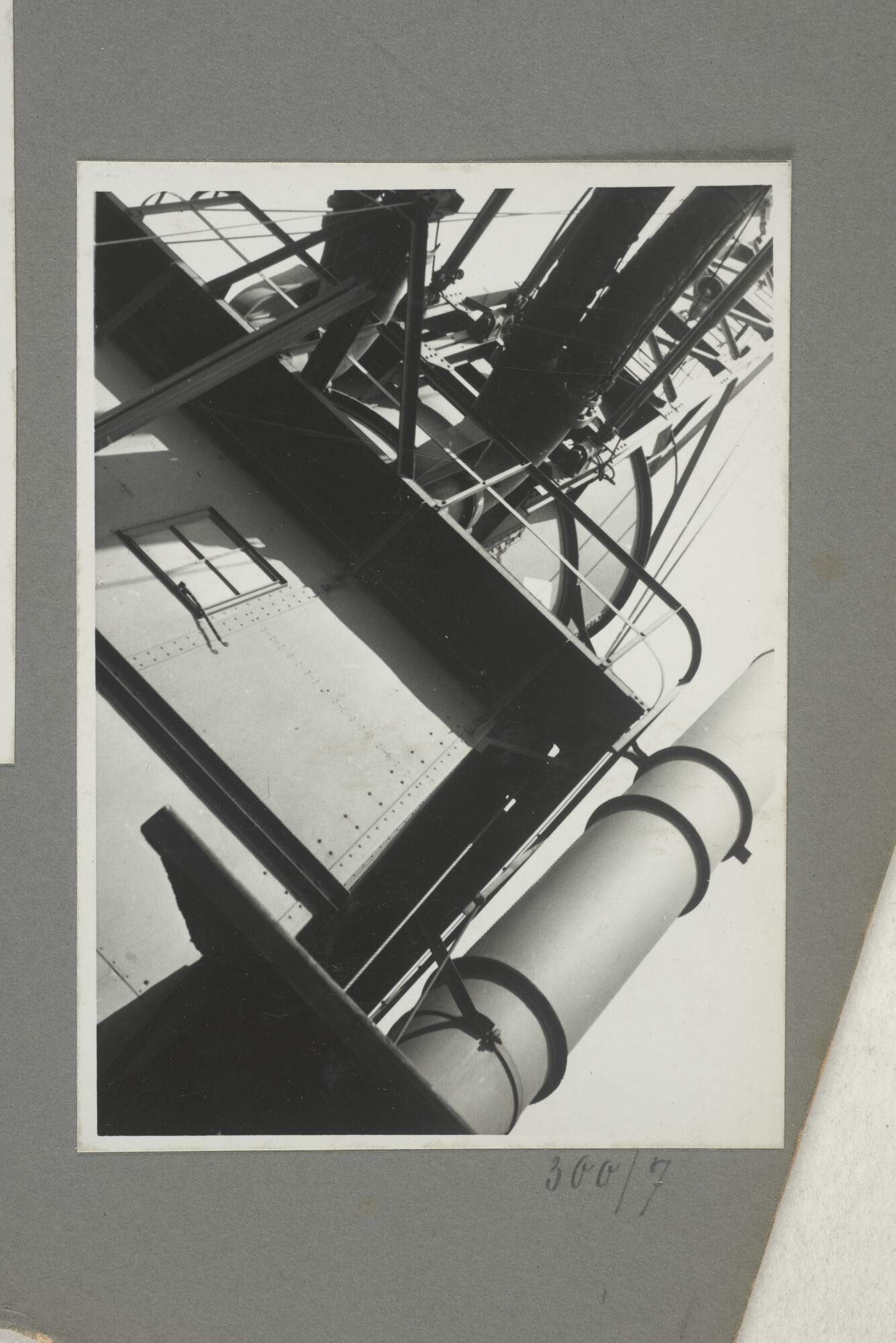 1998.2177; Omslag/ album met een grote hoeveelheid proeffoto's gemaakt door mw. A.M. Wolff-Koller in opdracht van de Gemeente Handelsinrichtingen in Amsterdam; omslag
