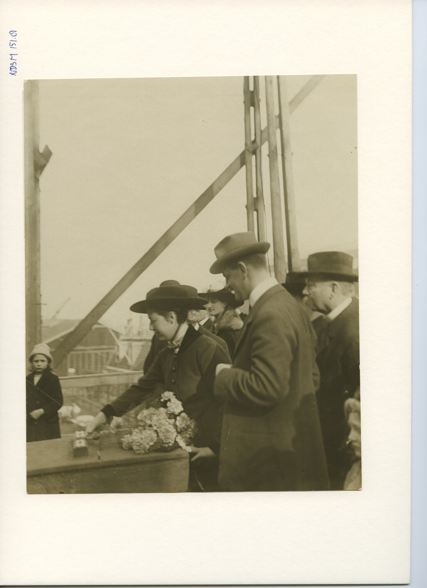 S.5444(0516)5; Foto van de tewaterlating van het mailschip ss. Stuyvesant van de KWIM; foto