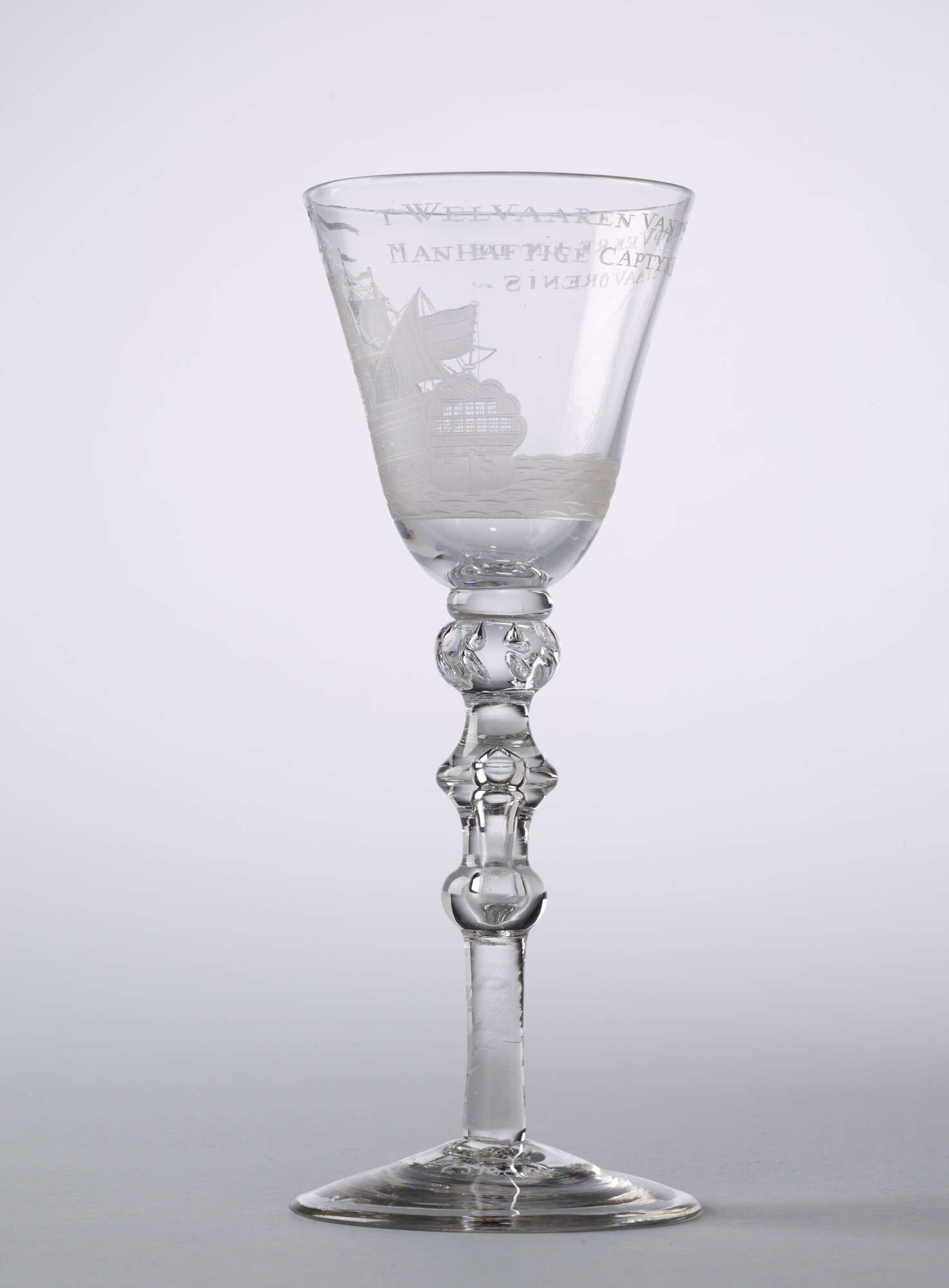 S.2100(02); Kelkglas met radgravure van een driemaster en het opschrift "T Welvaaren van 't schip Veere"; drinkglas