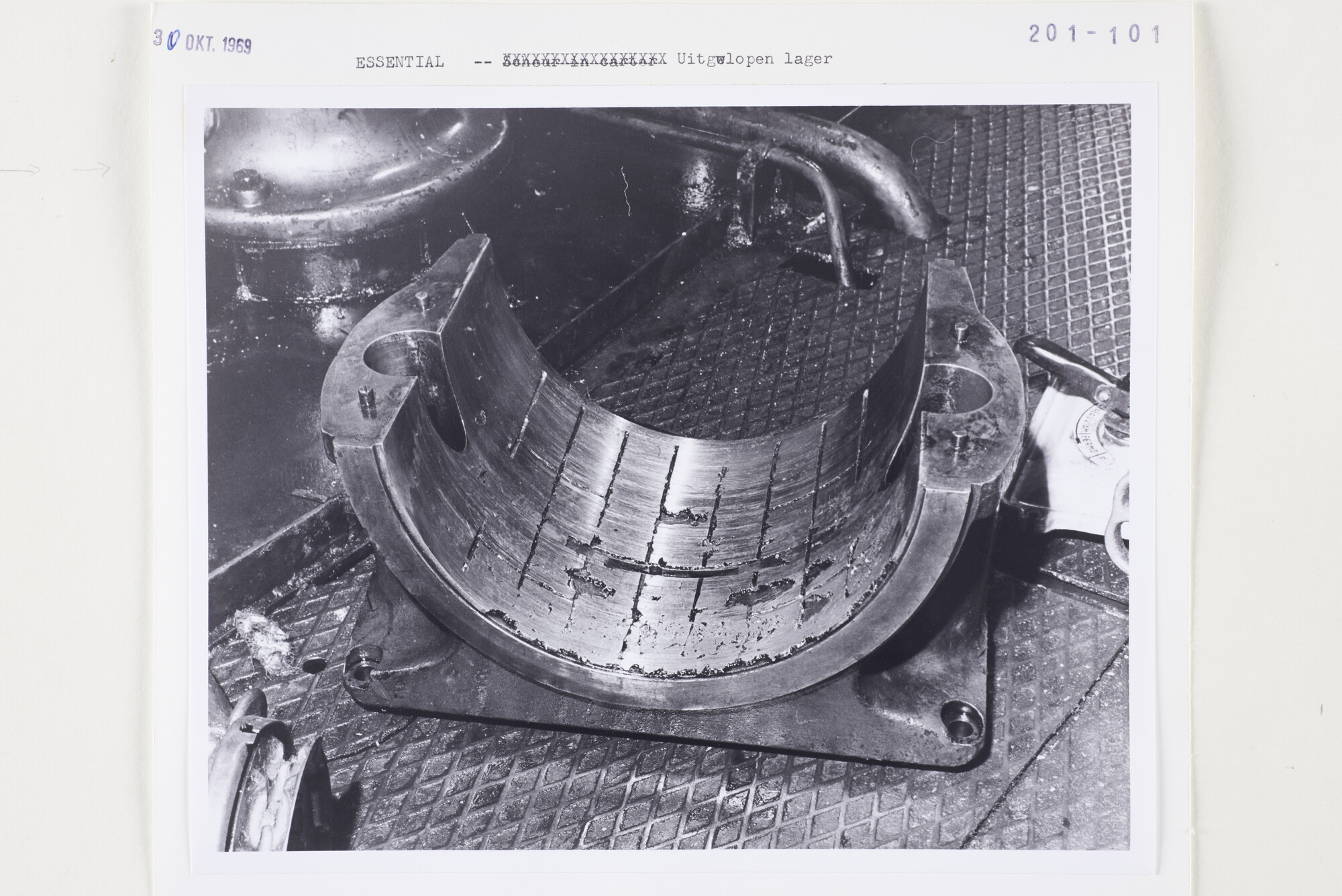 S.5444(5068)08; Foto van schade aan werktuigen in de motorkamer van de Essential; foto