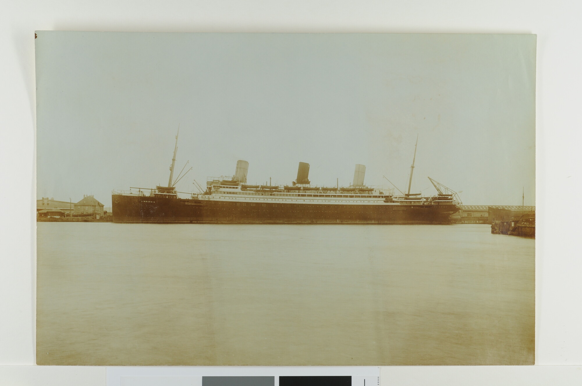 S.6483(4060)04; Het passagiersschip ss. Limburgia (ex- Johann Heinrich Burchard) van de Koninklijke Hollandsche Lloyd gezien in een buitenlandse haven [...]; foto