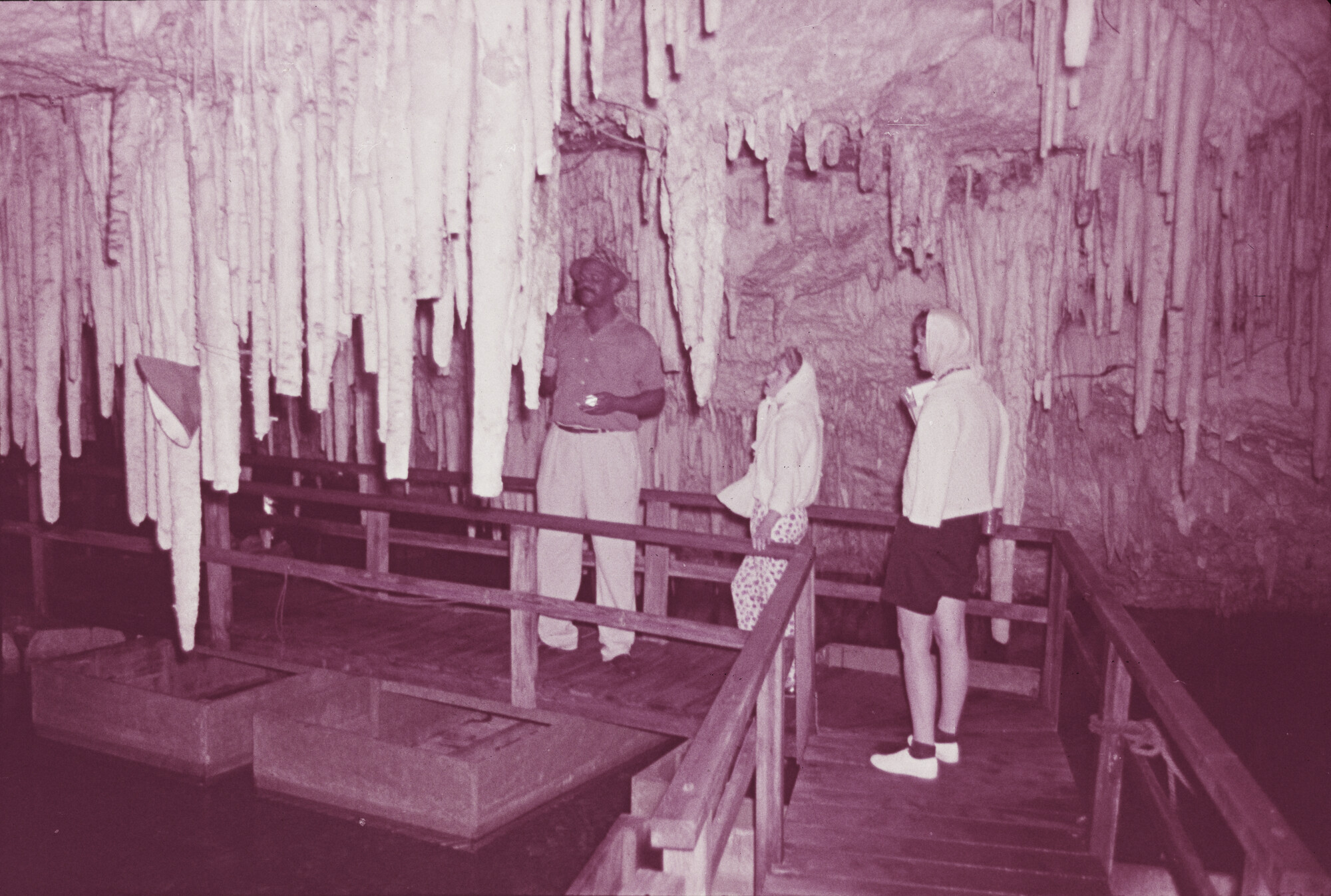 2015.0792; Dia van bezoekers in de Crystal Caves op Bermuda; diapositief