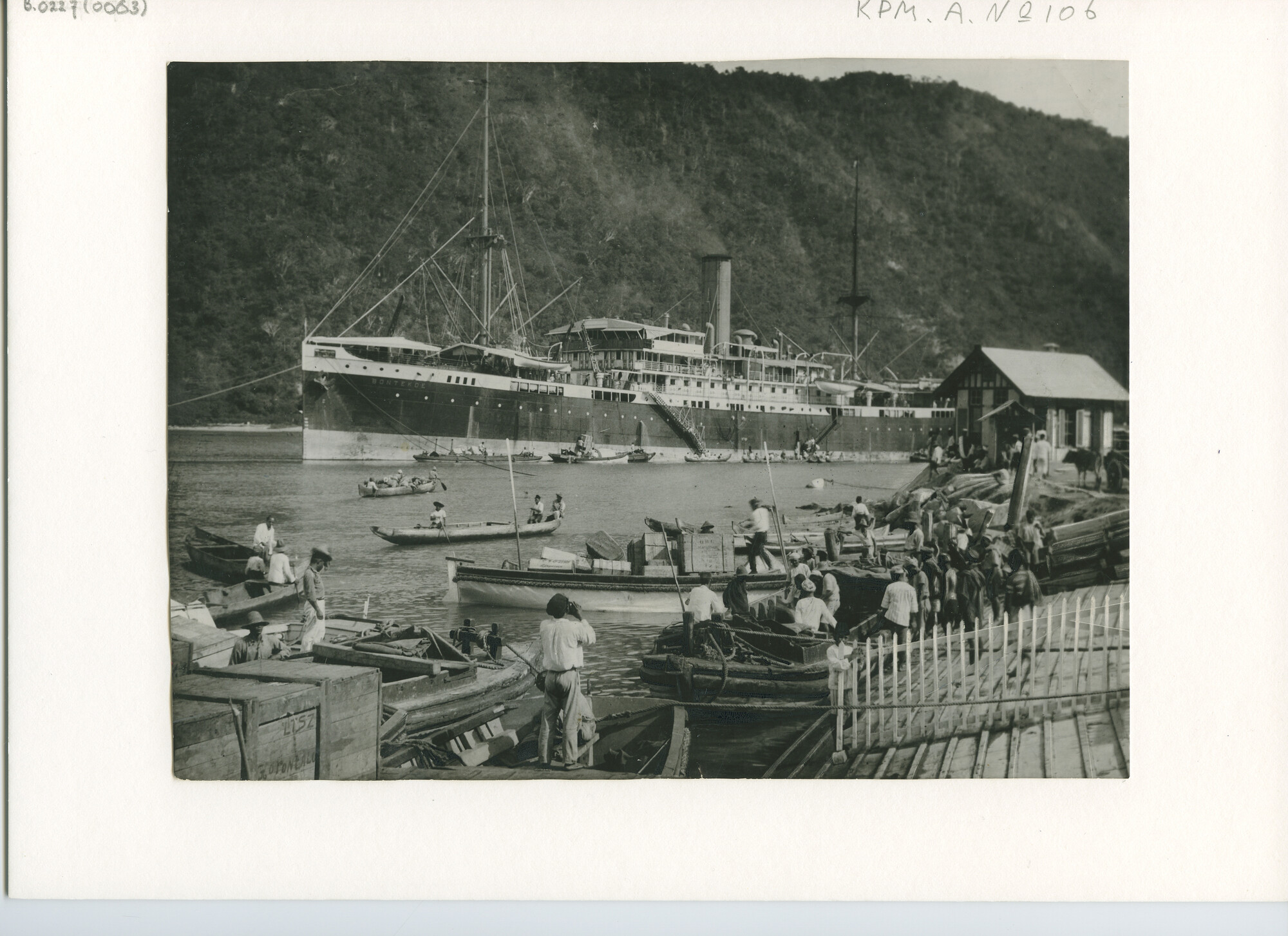 B.0227(0063); Foto van ss. Bontekoe in de baai van Gorontalo (noord Celebes) ; foto