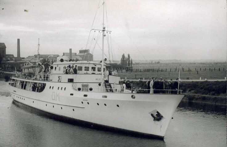 S.6408(1130); Het motorschip 'Van der Steng' van het Comité 'Onze Marine' tijdens een promotiereis op de Lek; foto