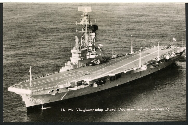 S.6408(0731); Een luchtfoto van het vliegkampschip Hr.Ms. Karel Doorman (R 81) met [...]; prentbriefkaart